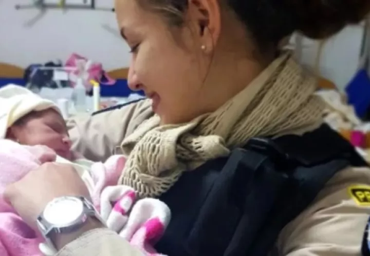 Según informó la Prefectura argentina, en el marco de los operativos para prevenir la expansión del coronavirus, personal de esa fuerza de seguridad federal ayudó a una mujer joven a dar a luz a una bebé.