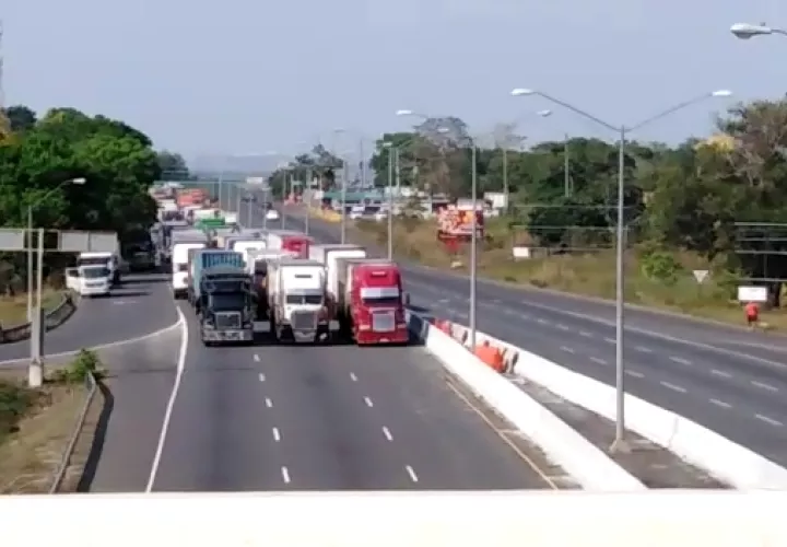 Tranque vehicular en la autopista Arraiján-La Chorrera, por las diversas protestas. Foto/eric Montenegro