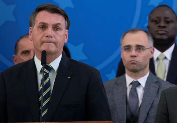 La decisión de Bolsonaro (izq.) fue publicada en una edición extraordinaria del Diario Oficial. Foto: Archivo/Ilustrativa. 