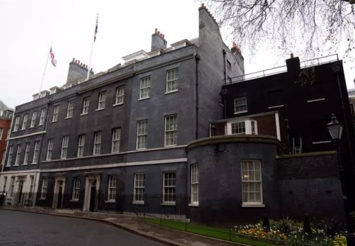 El líder conservador, de 55 años, que dio positivo por la COVID-19 el pasado 27 de marzo, se mantiene "estable" desde la pasada noche en la UCI del Hospital St Thomas de Londres, y continúa "con buen ánimo", según indicó hoy un portavoz de Downing Street. FOTO/EFE