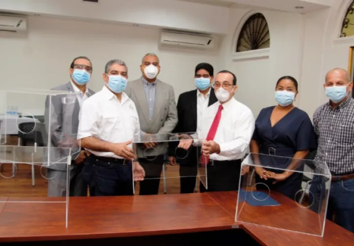 Universidad de Panamá dona 24 cámaras acrílicas al Minsa.