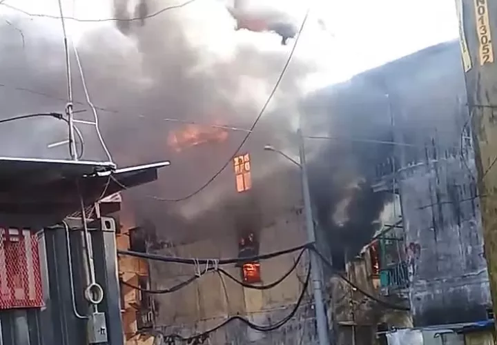 Este edificio estaba desocupado, por lo que se presume que sean orates, los que hayan incendiado el lugar, para extraer cobre. Foto/Diomedes Sánchez