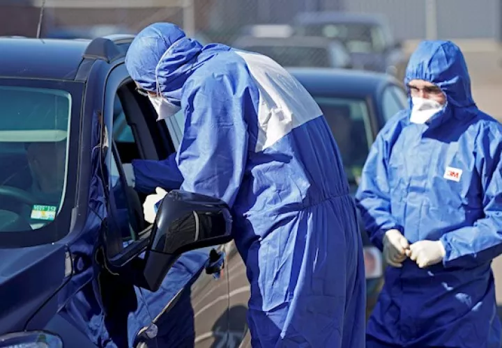 Según los expertos, el número de pruebas realizadas es uno de los factores para poder controlar la propagación de la pandemia de coronavirus.