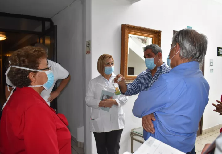 La doctora Novoa confirmó que ya tres pacientes están recuperados y solo se espera los resultados de la última prueba que le da de alta del virus, pero no podrá salir de casa. Foto/ José Vásquez