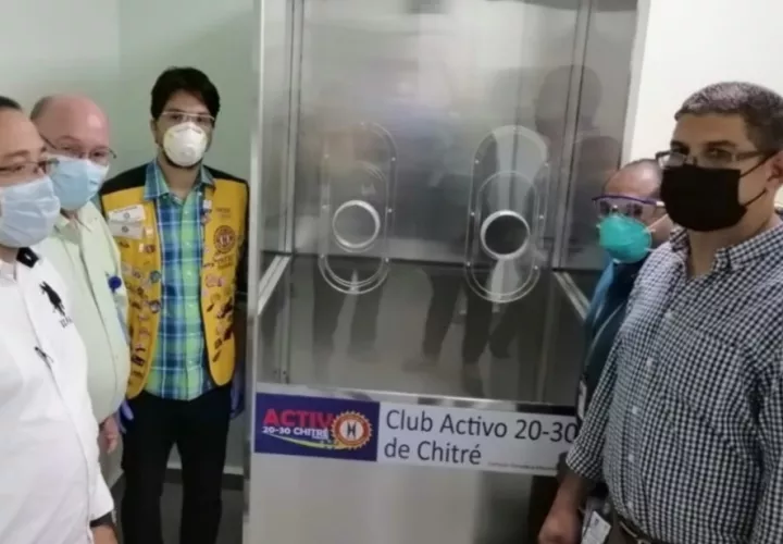 La cabina para la toma de muestras, es un  apoyo para el personal médico que se encuentra en la primera línea de batalla contra la pandemia. Foto/Thays Domínguez