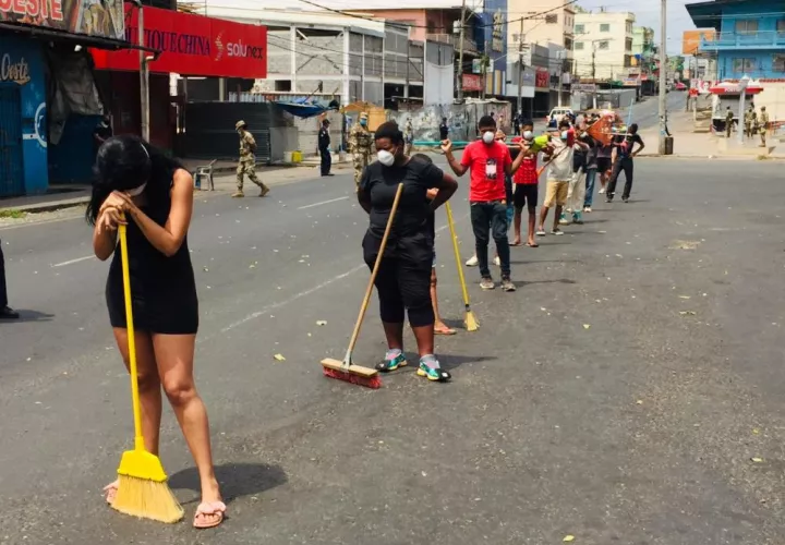 Los 27 hombres y tres mujeres aprehendidos por la Policía Nacional (PN), debieron realizar la limpieza de espacios públicos, entre ellos el parque Tomás Martín Feuillet. Foto/Eric Montenegro