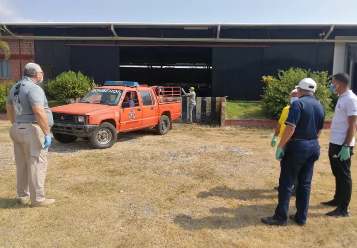 El cuerpo de bomberos de Coclé, dirigido por el coronel jefe Roderic Salcedo se encargó del lavado y desinfección de esta planta. FOTO/CORTESÍA GOBERNACIÓN DE COCLÉ