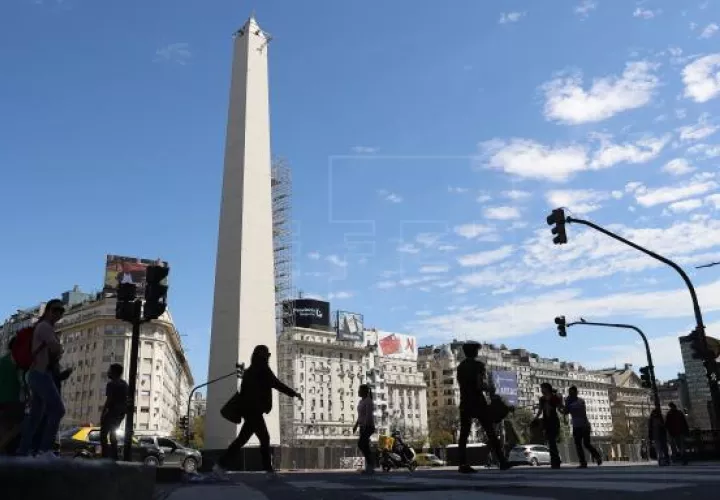 Se va a reducir cerca del 50 % del salario de los empleados de las empresas en crisis por la cuarentena obligatoria. Foto/EFE