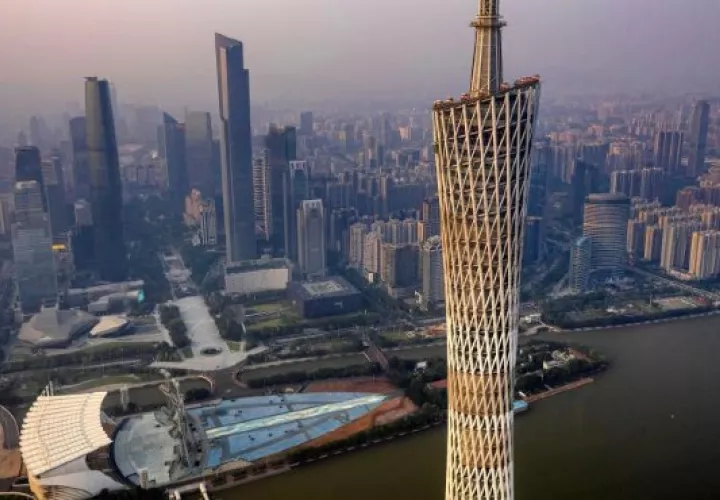 El centro financiero de Guangzhou (i) junto a la Torre de Telecomunicaciones de Cantón en Guangzhou, en China. EFE 