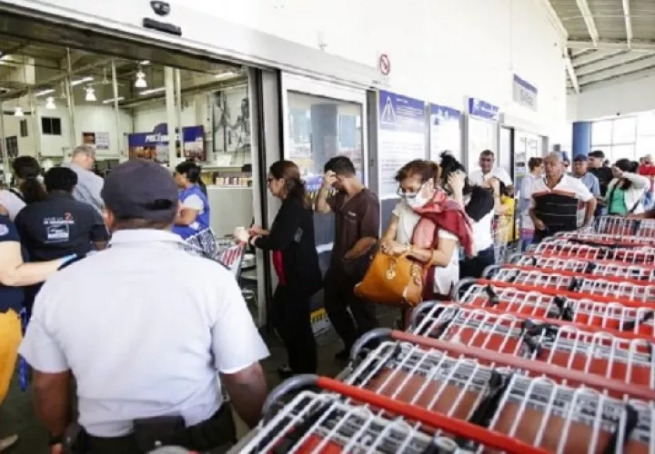 Los panameños acuden a comprar los productos alimenticios de acuerdo con el día que le toca. Archivo