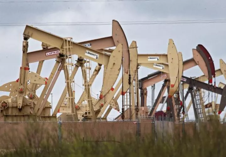 Los contratos futuros del WTI para entrega en mayo, que expiran mañana, restaban 13,46 dólares respecto a la sesión del viernes. Foto/EFE
