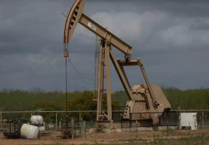 La ansiada recuperación de los precios no llega y el espacio para continuar almacenando los barriles es cada vez más escaso. EFE