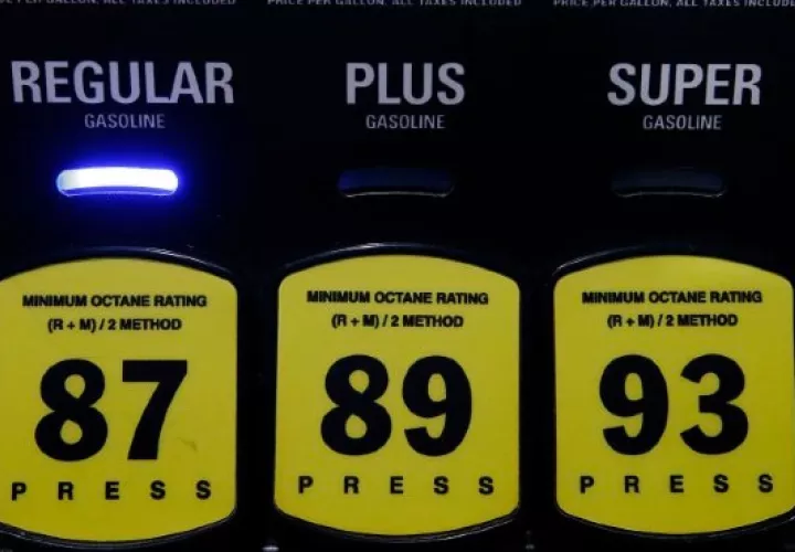 El precio del petróleo sigue bajando en el transcurso de los días. EFE