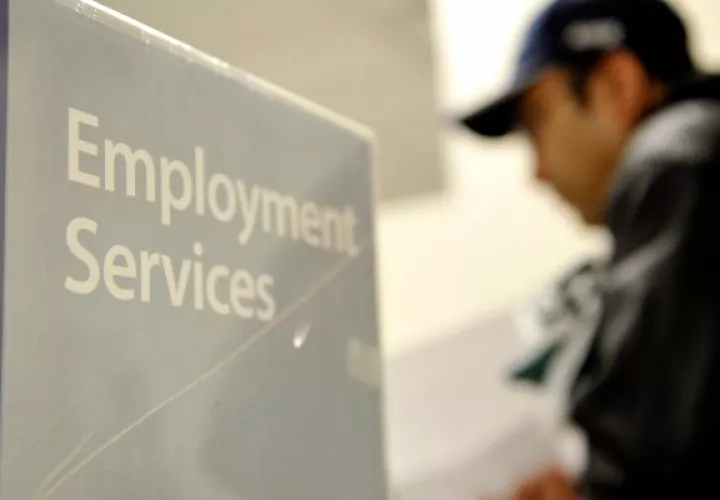 El promedio de solicitudes en las cuatro últimas semanas, que indica la tendencia del mercado laboral, subió a la cifra sin precedentes de 2,61 millones.