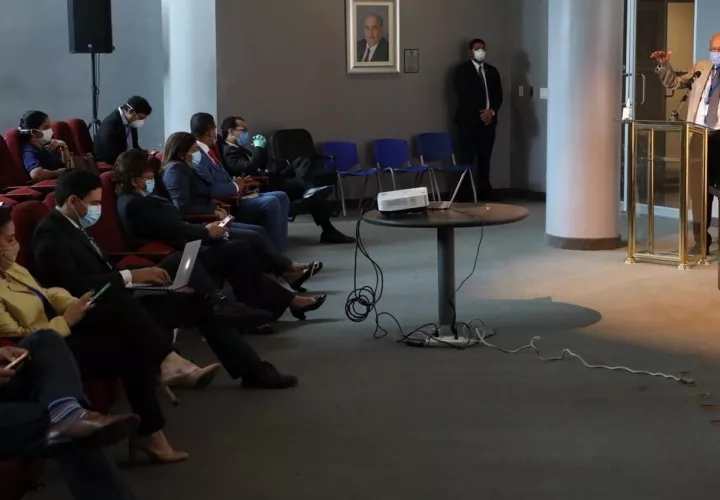  Alexander, respondió a las interrogantes de los diputados y les reiteró que el ahorro, como la disciplina fiscal, seguirán siendo temas de importancia para el país