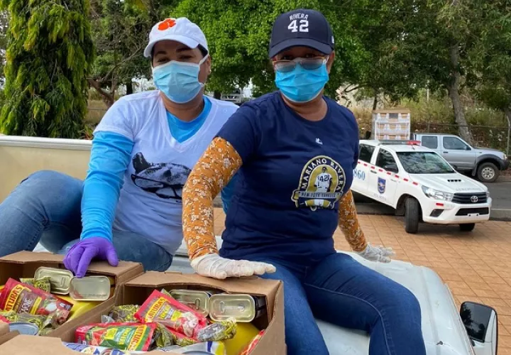 Familiares de Mariano Rivera repartieron este sábado, por segundo día consecutivo, más de 2,400 cajas de comida en Puerto Caimito.