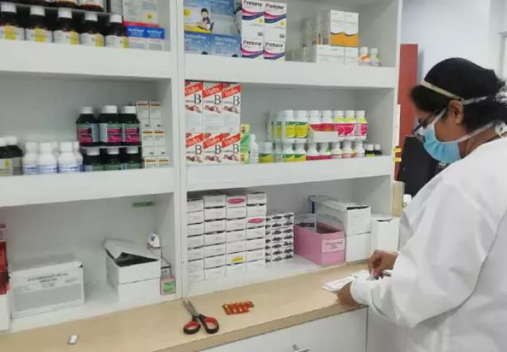 El desabastecimiento de medicinas en la Caja de Seguro Social obliga a las personas a comprarlas. 