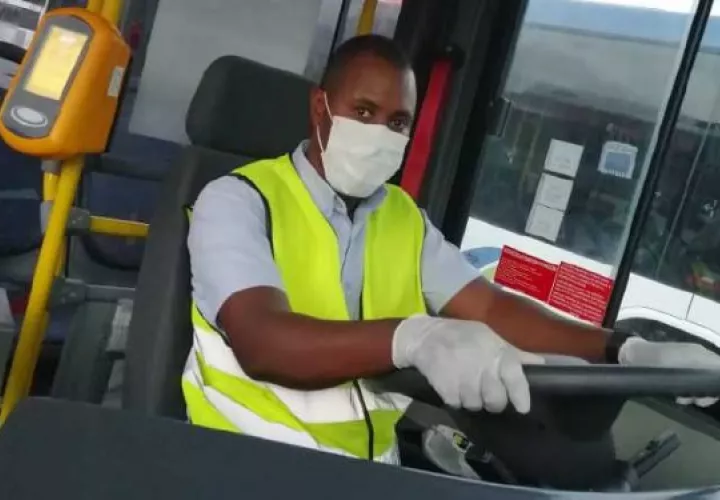 Luis Fernado Ambrose tiene 43 años y reside en el área de Panamá Norte. Tiene 20 años de experiencia como conductor. Foto: Cortesía