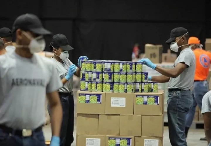La entrega de bolsas de comida inició el pasado 27 de marzo en Colón. Foto: Cortesía