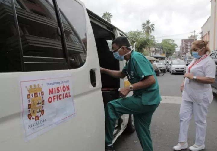 La Alcaldía de Panamá ha puesto buses a disposición del personal de salud. Foto: Cortesía