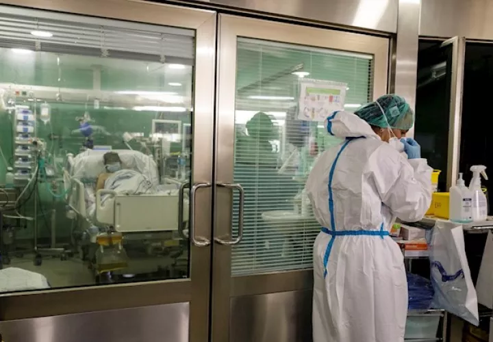 Expertos dicen que hay muchas formas en que los pacientes dados de alta pueden contagiarse con el mismo virus. Las personas convalecientes podrían no tener suficientes anticuerpos para desarrollar la inmunidad y se están infectando de nuevo.