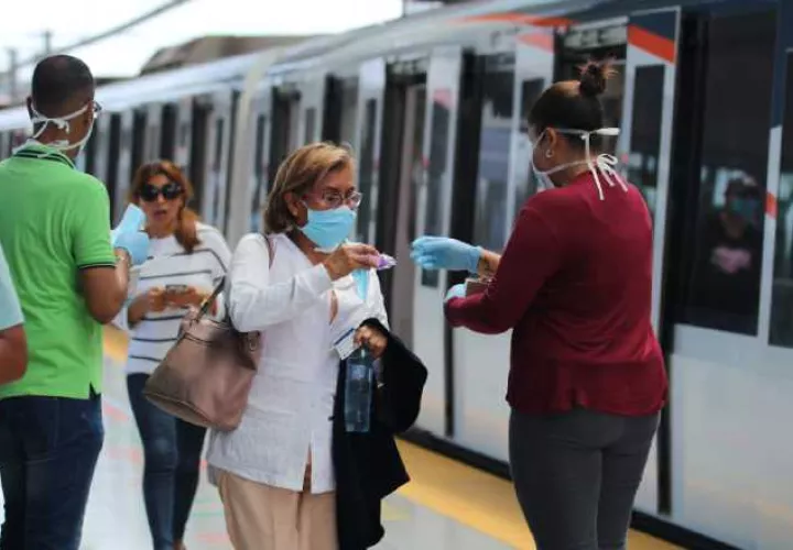 El metro ha establecido algunas normas sanitarias en los viajes. Archivo