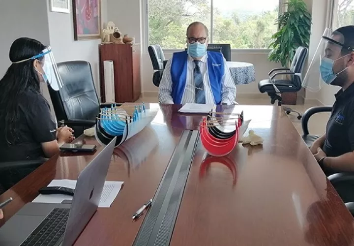 Ya han donado más de 100 caretas al personal médico.