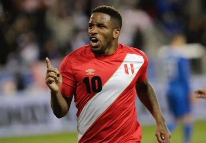 Al peruano le recortaron su sueldo en un 40%.