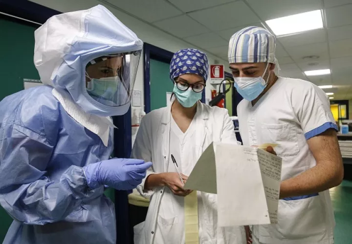 La hidroxicloroquina se usa  para  tratar pacientes con COVID-19.