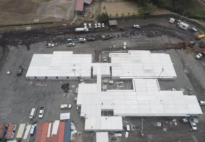 La construcción del hospital modular es para atender a personas afectadas por el COVID-19.