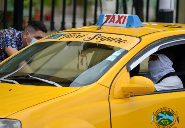 Un hombre subiendo a un taxi en Guayaquil (Ecuador). Fotos: EFE. 
