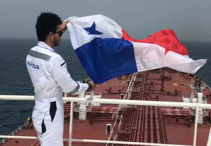 Javier Aranda posa con la bandera de Panamá. 