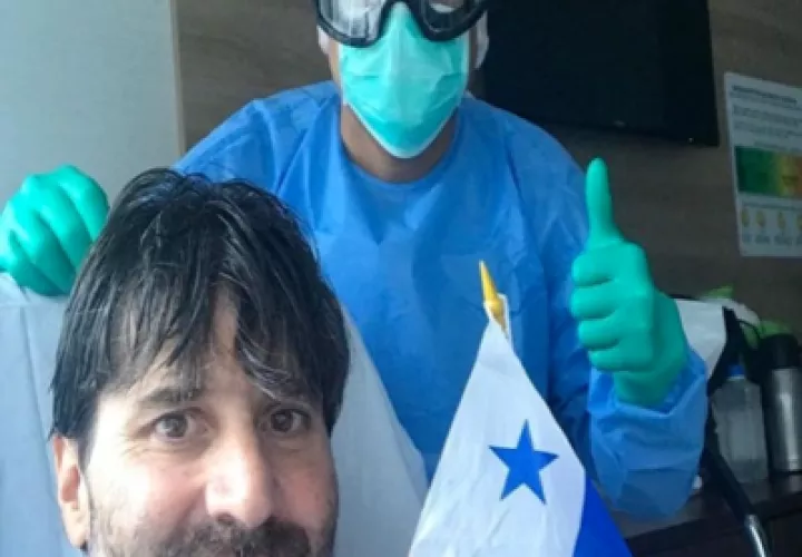 El doctor Emilio Saturno acompañado de su colega Julio Sandoval, luego de vencer el COVID-19.