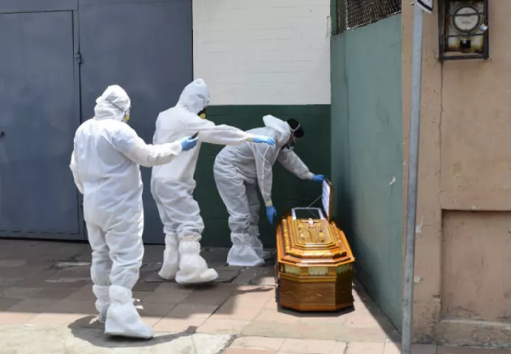 Vehículos cargan féretros en Guayaquil, con cuerpos de personas que se creen han muerto por coronavirus. Fotos: AP. 