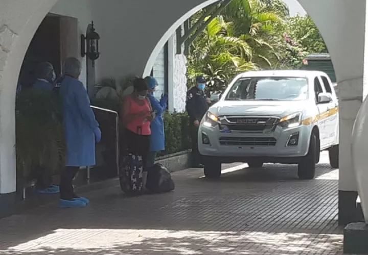 La mujer salió del hotel hospital en medio de aplausos de los funcionarios de salud. Foto: José Vásquez. 
