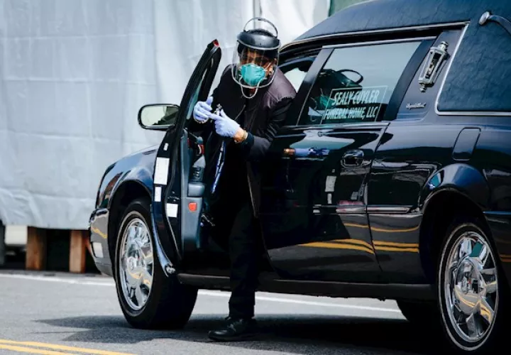 Pese al nuevo récord diario de fallecidos, Cuomo confirmó que otros indicadores siguen mostrando que Nueva York está logrando "aplanar la curva" de la pandemia gracias a las medidas de confinamiento y distanciamiento social impuestas.