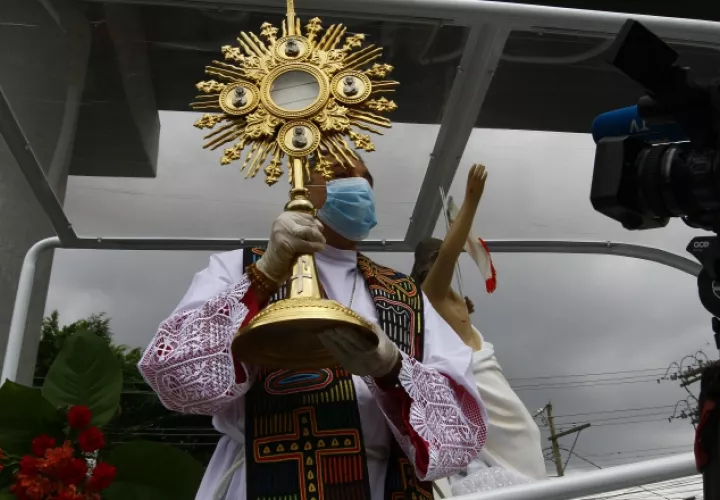 Luego de recorrer las principales calles de la ciudad, Ulloa llegó a la Basílica Catedral Santa María la Antigua, donde bendijo al país. Foto de Arquidiócesis de Panamá