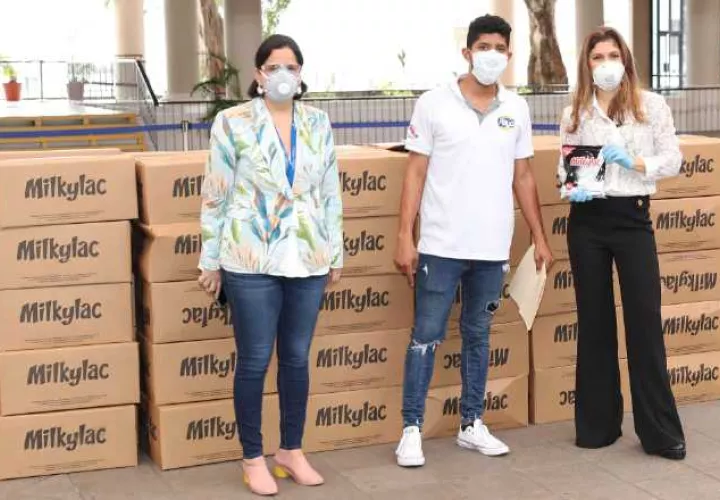 En los últimos días, la vicecanciller Mouynes (derecha) ha recibido varias donaciones, como esta, consistente en bolsas de bebidas. Foto de cortesía