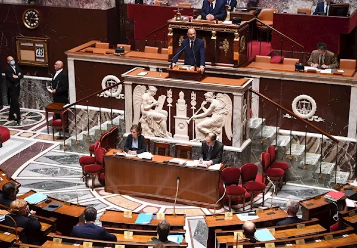 El primer ministro francés, Édouard Philippe agregó que no descartan comenzar la desescalada del confinamiento mas tarde del 11 de mayo, como está previsto, si no se mantiene el descenso en el número de contagios de coronavirus.