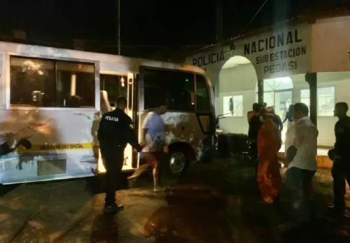 Al notar la presencia policial, gran cantidad de ellos escaparon del sitio, pero se logró la captura de unas 13 personas.
