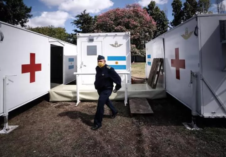  Un soldado recorre un hospital móvil instalado por el ejército argentino para asistir a enfermos del Covid-19  en la Ciudad de Buenos Aires. FOTO/EFE