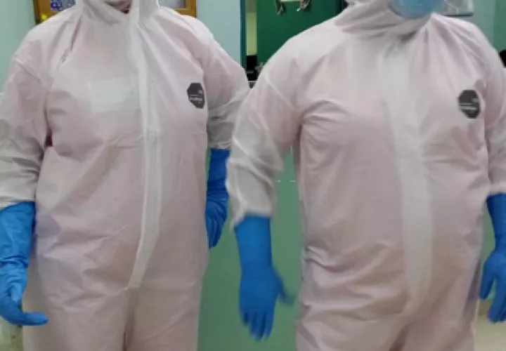 Dos turnos de 12 horas diarias cumplen enfermeras de UCI que atienden a pacientes por COVID-19. Foto: Cortesía
