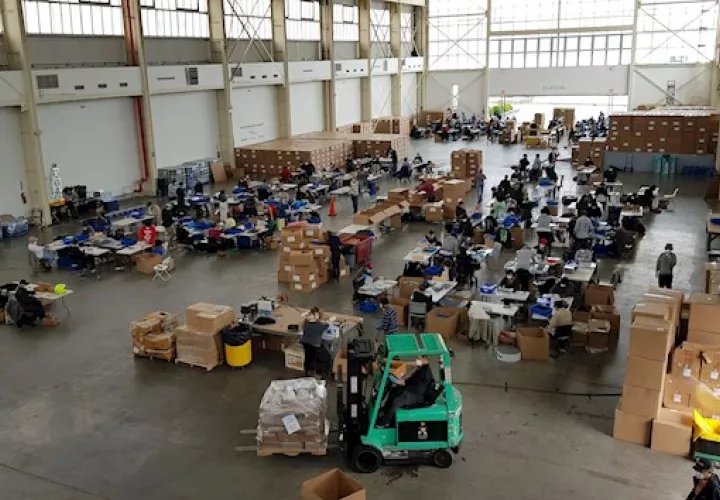 Es una enorme nave industrial de 20.000 metros cuadrados, situada en la orilla del río Este, a la que se llega tras un paseo de 15 minutos atravesando calles solitarias.