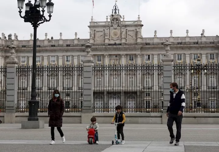 Los paseos marítimos y playas también se llenaron este domingo de padres o madres con niños, que caminaban por las zonas ajardinadas y correteaban por la misma arena, pero sin bañarse y sin entrar en los espacios recreativos infantiles, aún vedadas.