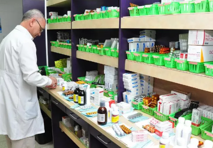 Pacientes aseguran que han tenido que comprar medicinas. 