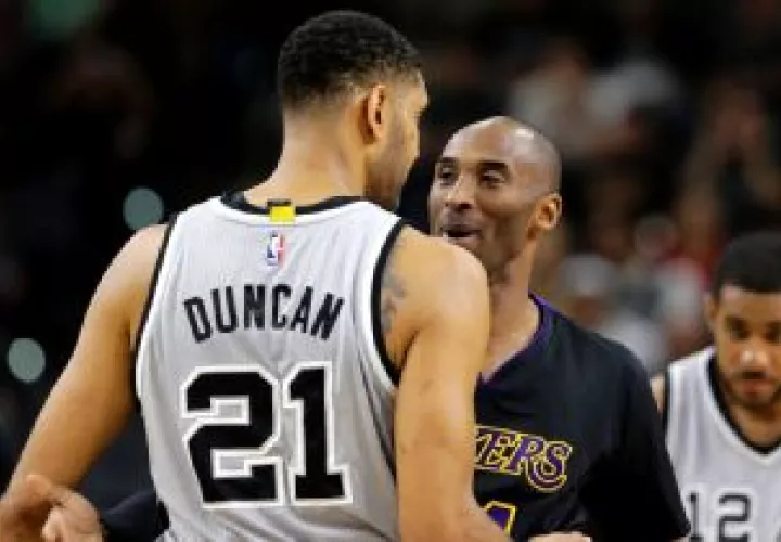 Tim Duncan y Kobe Bryant. Foto:AP
