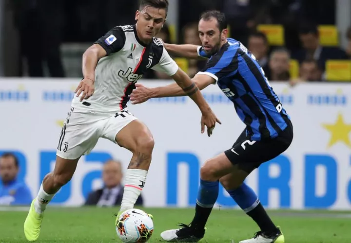 Dybala (izq.) dio positivo  al coronavirus. Foto:AP