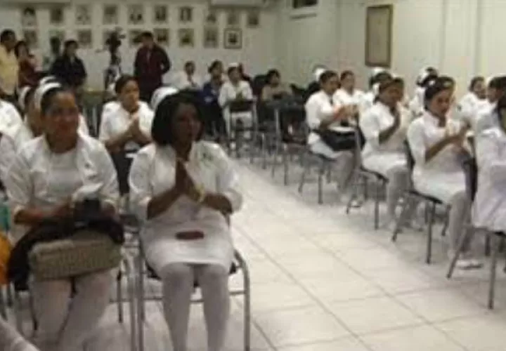 Las enfermeras aclararon que no están saliendo a la calle con vestimenta contaminada.