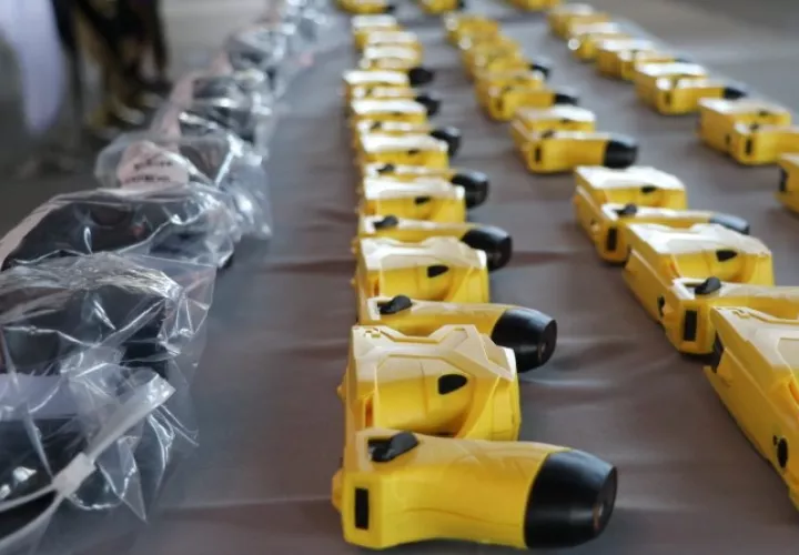 Entregan armas Taser a unidades de la Fuerza Pública.