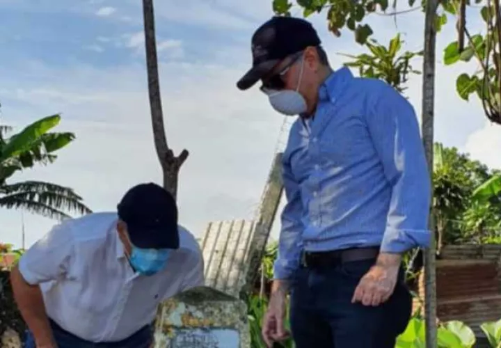 Canciller Ferrer (Der.) durante la inspección en la frontera. Cortesía